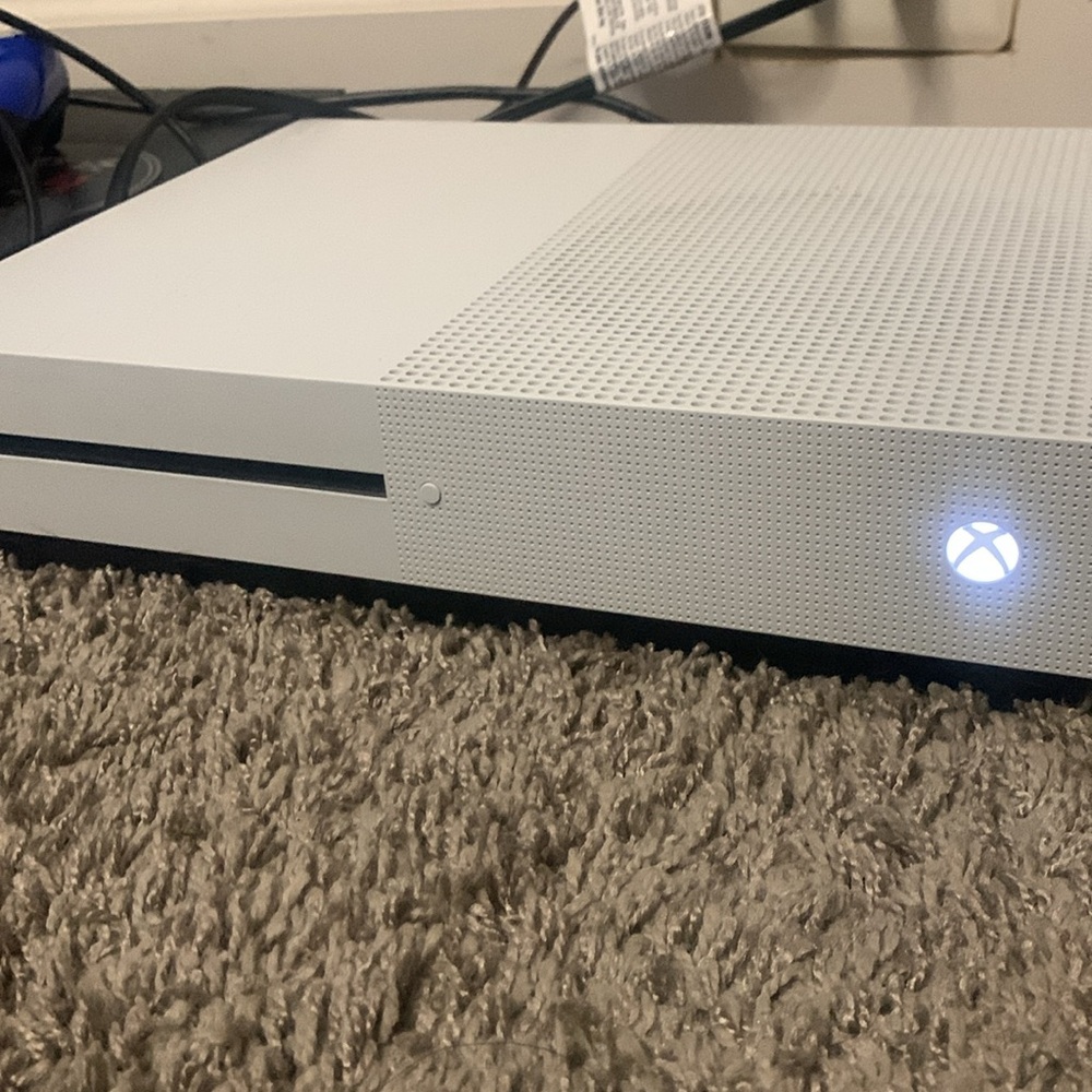 Black Friday deals!!! Xbox One S excellent condition watch video.